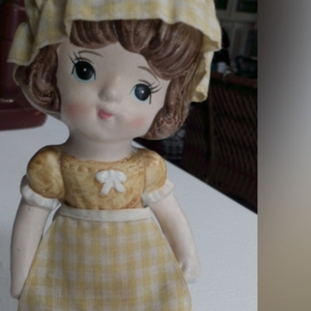 🆓🆓🆓Vintage 8" Ceramic "Girl in Yellow" Bank